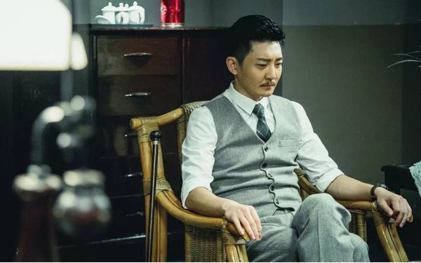 电视剧《解密》中的郑瘸子名叫郑当,是由郭京飞饰演的.