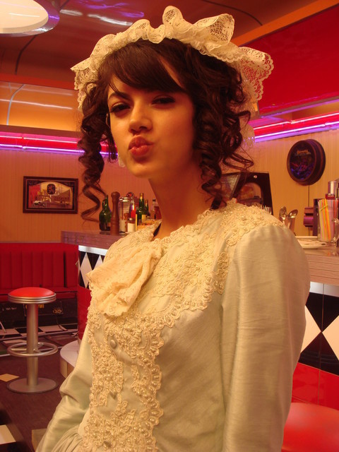 周杰伦MV牛仔很忙中第一个出现的女的是谁?