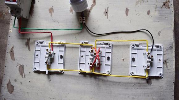 視頻:三個開關控制一個燈裝修 改水電常用單控開關改三控多控接線.
