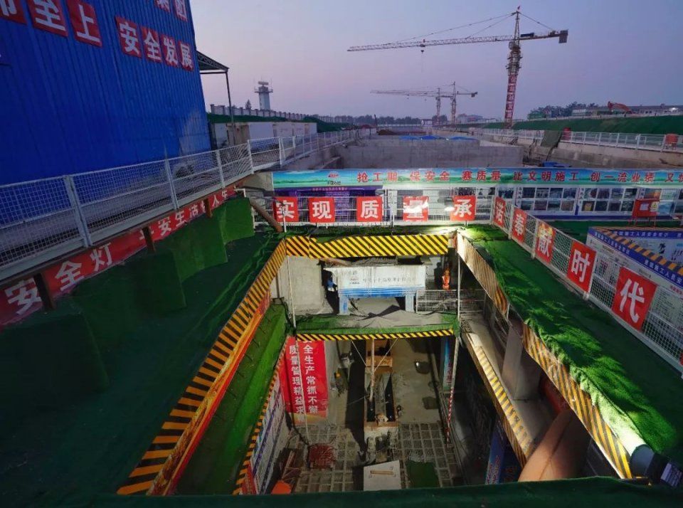 陕西首条城际铁路成功下穿停机坪_我省首条城际铁路成