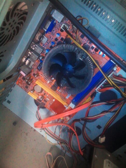 一按开机键风扇就转一下就停了,然后就没反应了,要拔掉总电源按几下