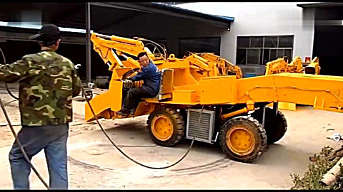农村牛人把拖拉机改装成挖掘机,接工程年入百万!