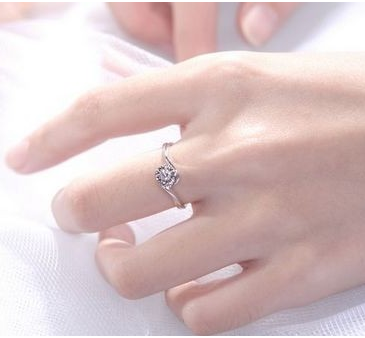 女生右手食指戴戒指代表什么意思呢?