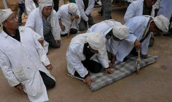 在农村参加完丧事以后,孝衣孝布该如何处理才好?