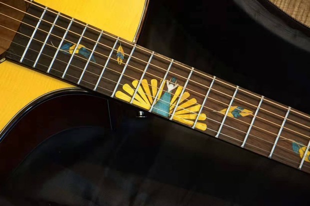 吉他左手怎么按品位,是按在品柱上面,还是哪?