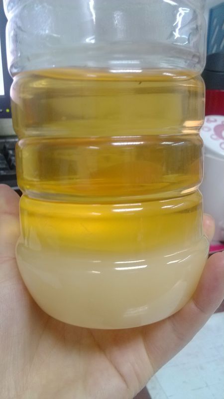 懂蜂蜜的大神帮我看看,放了一个多月的梨花蜜是这样的,是真蜂蜜吗?
