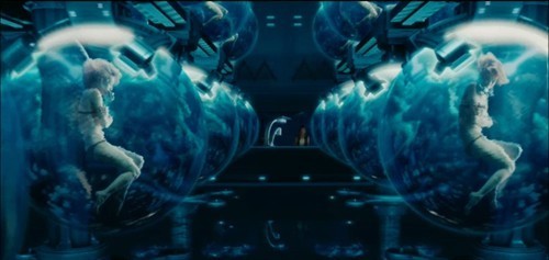 克隆人电影 从蓝色液体的池子里走出来的克隆