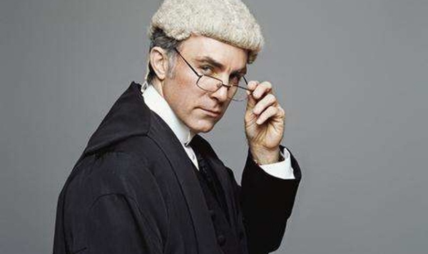 为什么英国的律师上法庭的时候都要带着假发?