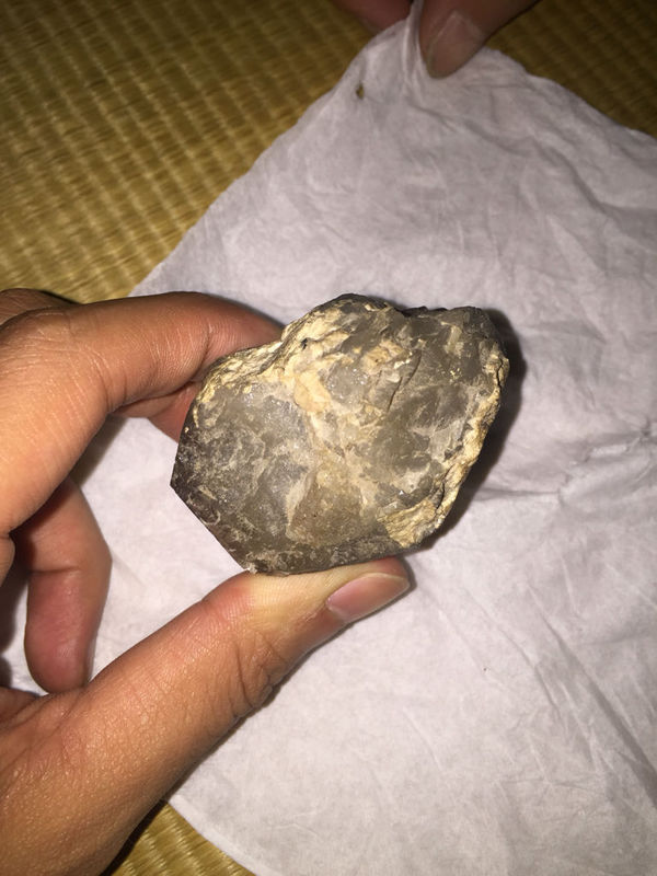 在石山中间开采的,不知道属于什么有人说是石胆,可以割玻璃,硬度和