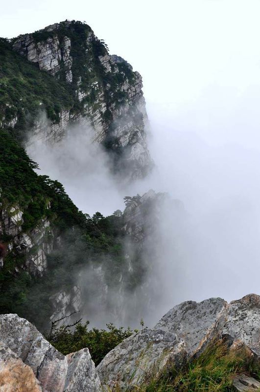 一,廬山是我國著名旅遊景點之一,下面是關於它的介紹