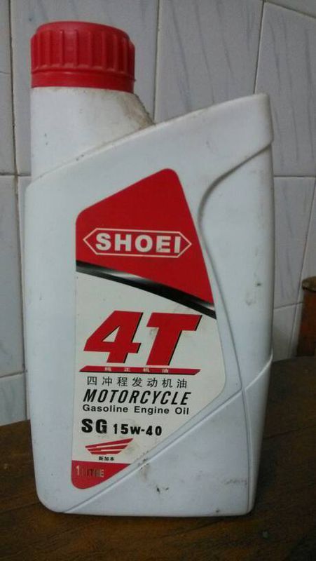 请问下图机油可以加到本田100c女装摩托车中