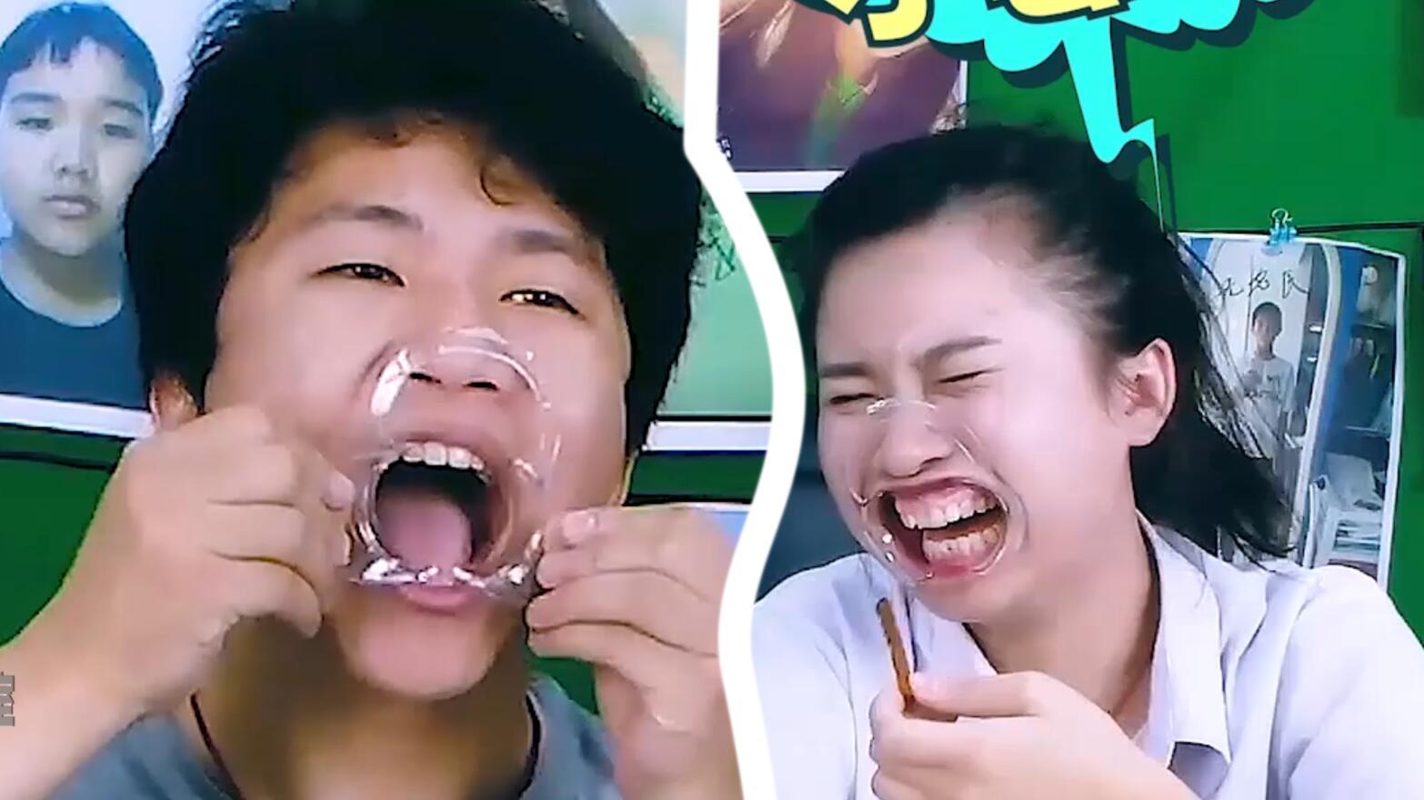 憋笑挑战,失败者要戴上嘴巴 扩张器嚼各种食物,结果是吃啥漏啥-发现.