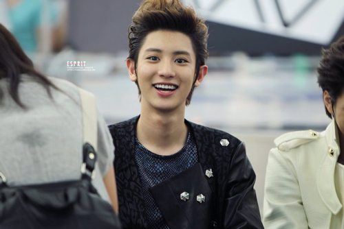 韩国组合的说唱一般都是队里长相比较出众的,