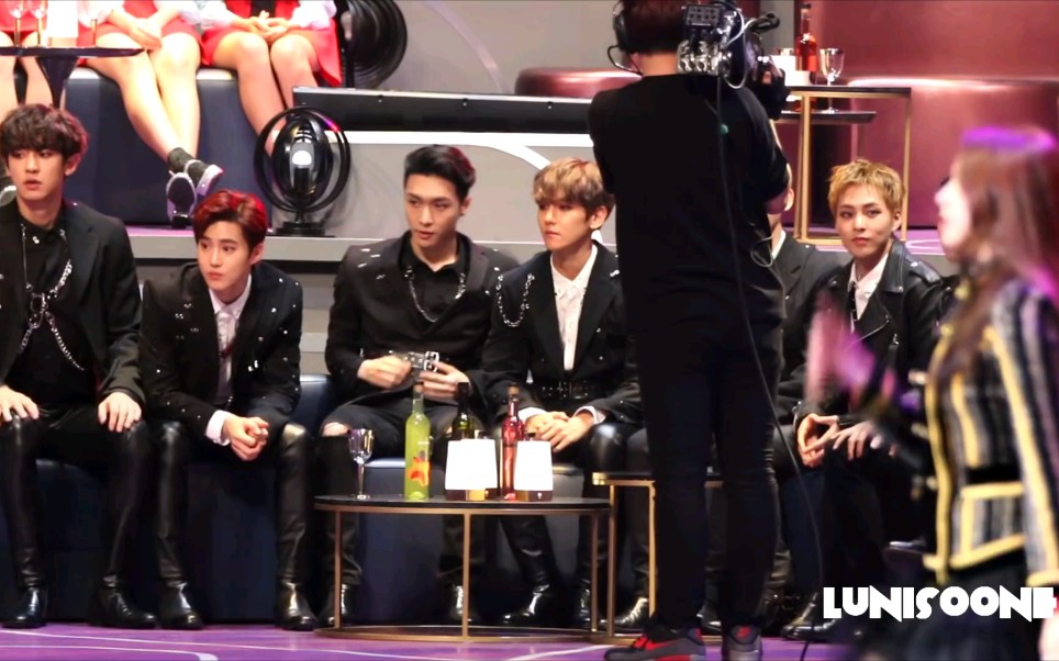 161202mama颁奖典礼-exo 台下观看twice表演摄影师要求成员做表情反应