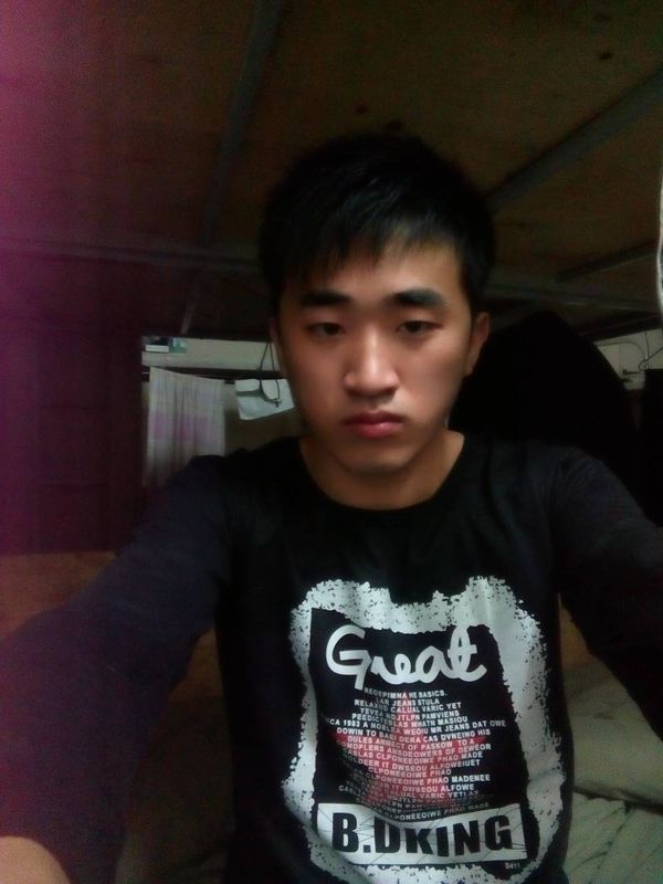 各位朋友好,我看上了一个男孩子,比我大两岁,他