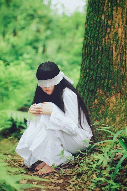 森系蒙着布穿着白色裙子的女生头像 要原图 类似下面的图片差不多 我