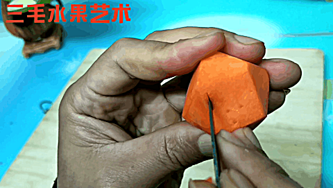 胡萝卜雕刻玲珑球图片