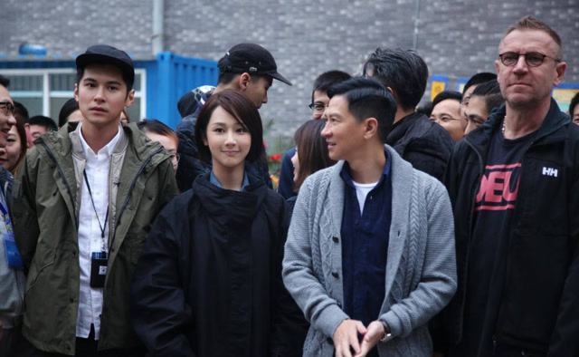 杨紫与影帝合影,看到她的"制服秀"!信息量太大!