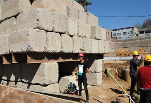 扩展资料: 荷载作用下,桩顶将发生轴向位移(沉降)=桩身弹性压缩 桩底