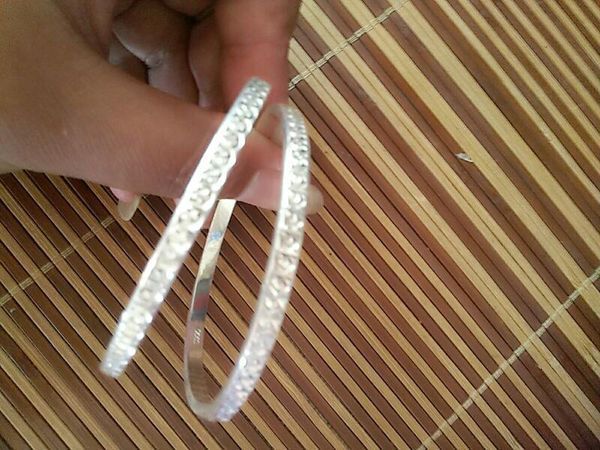 刚买的银镯子,内刻 S990 ,为何那么硬呢,不是说