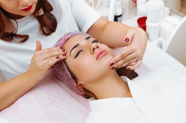 经常去美容院做美容,对皮肤有好处还是有坏处?