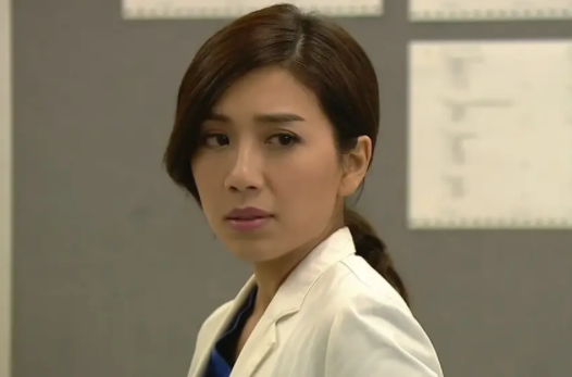 在电视《降魔的》中黄智雯是否一人分饰两角,一个角色是庄芷若,另一个