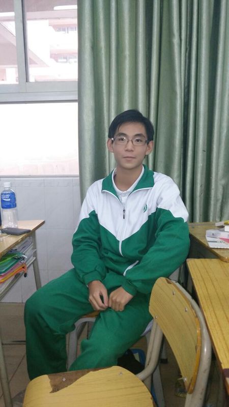 本人高中男生,头发平均长度10cm。想再长一点