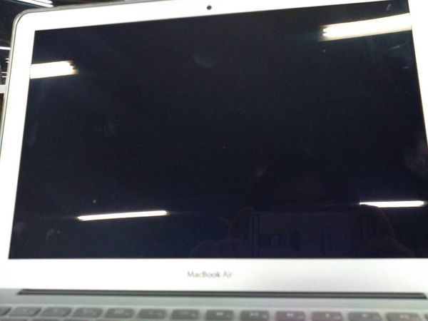 这是苹果MacAir一开机就是黑屏的,但是背部的