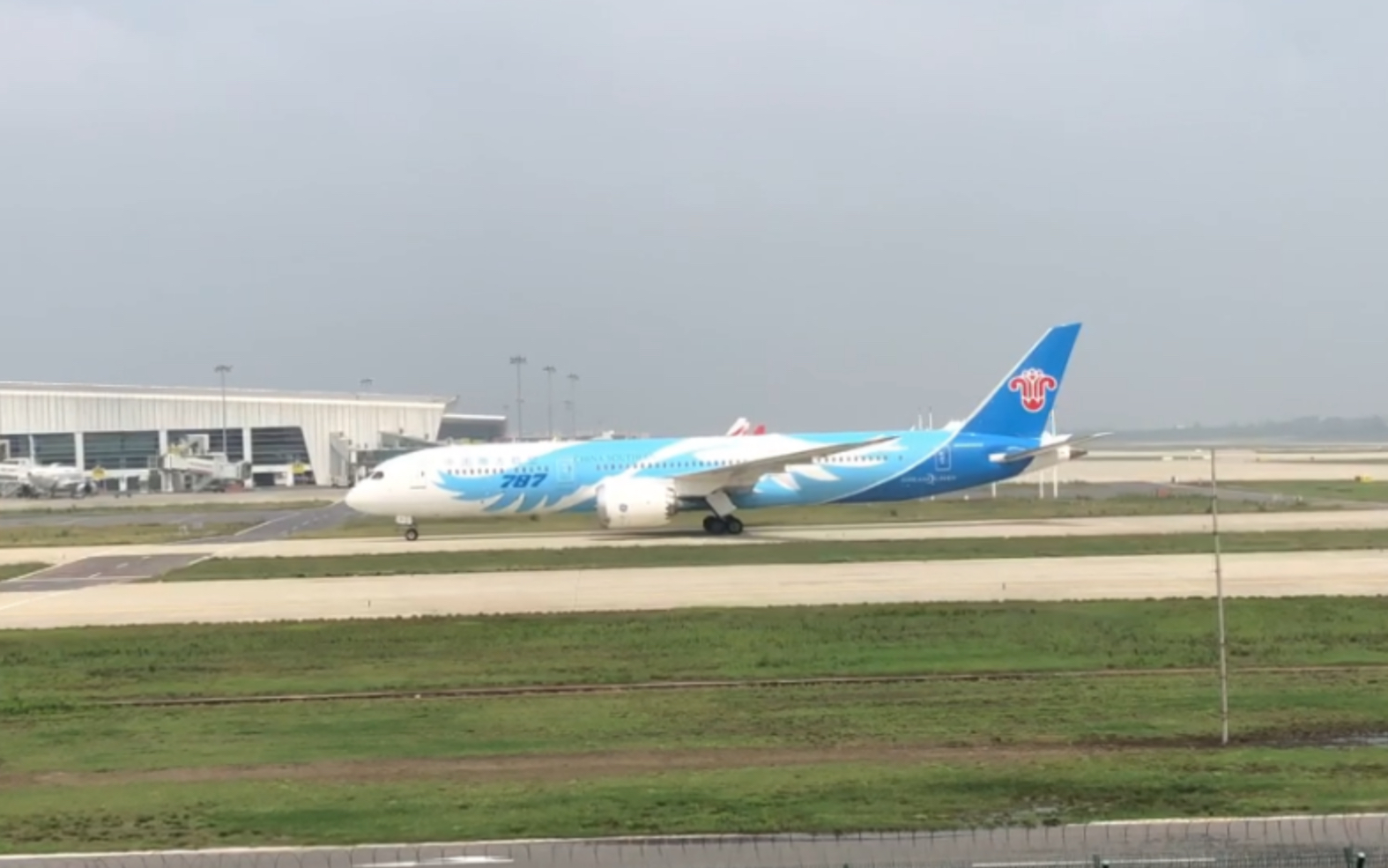 南航787-900降落鄭州 新鄭機場