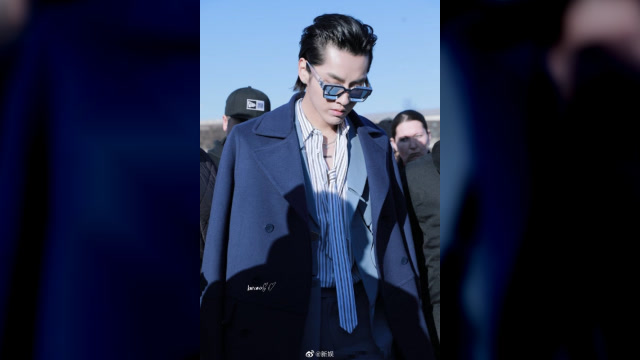 吴亦凡活动生图 身穿冰川蓝镂空西装颜值能打