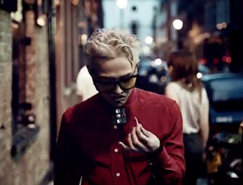 权志龙放纵mv吃口香糖那个照片