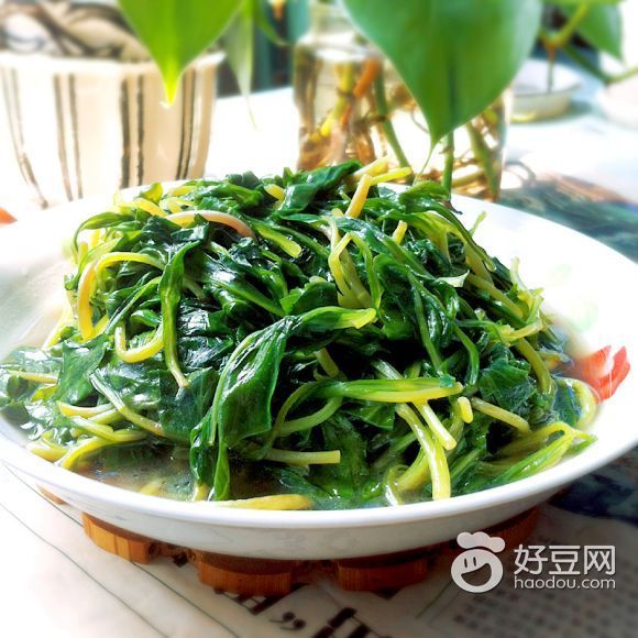 小时候经常吃蒸马兰头团子,喜欢马兰头的清香,直接炒着吃,也特别的