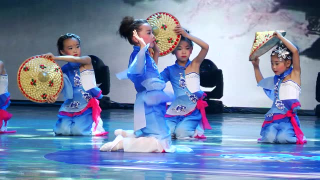 第四届"小兰花奖"电视舞蹈展演 《 b>俏江南 /b>》