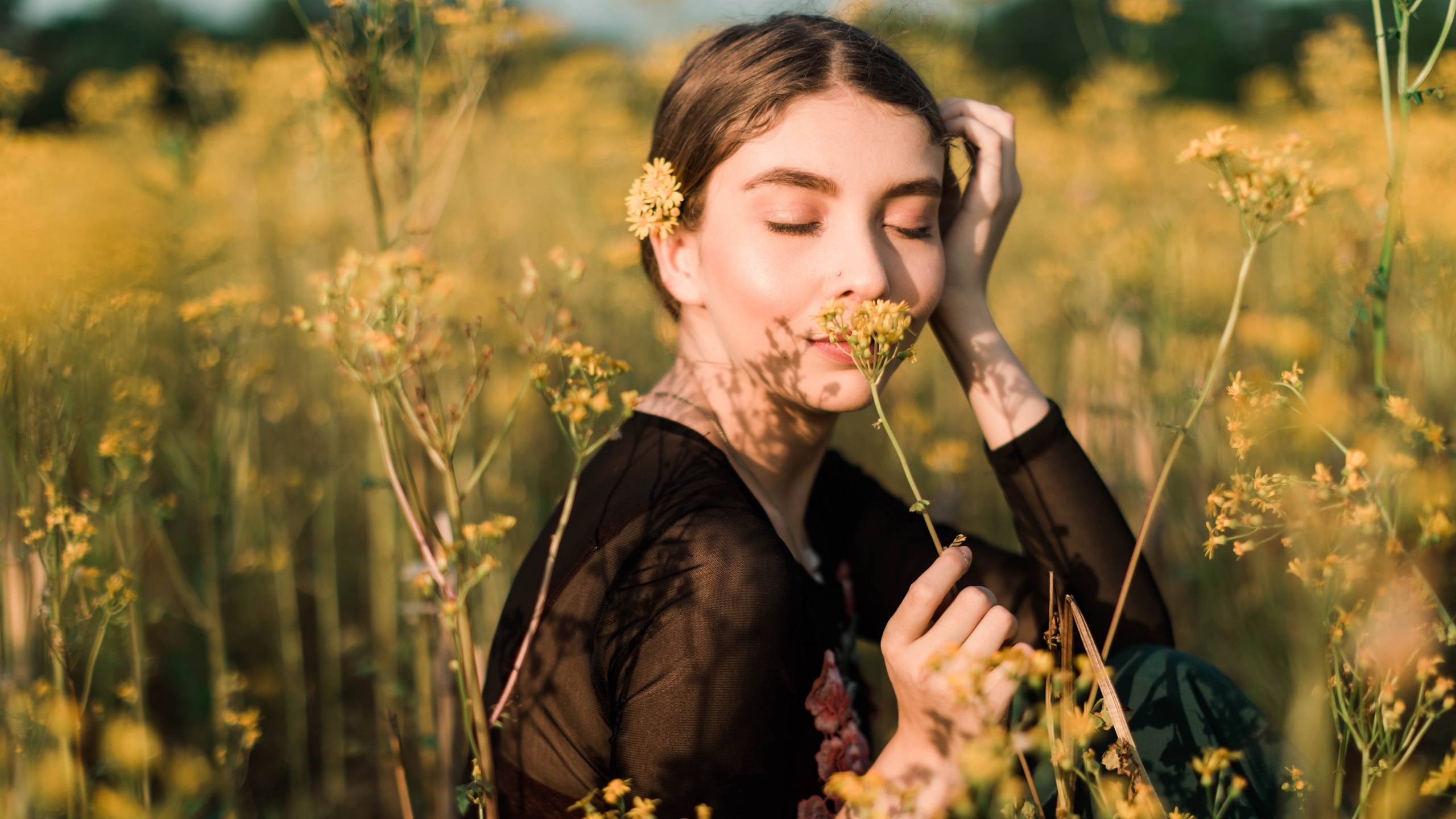 闻花香的女生图片[图6]