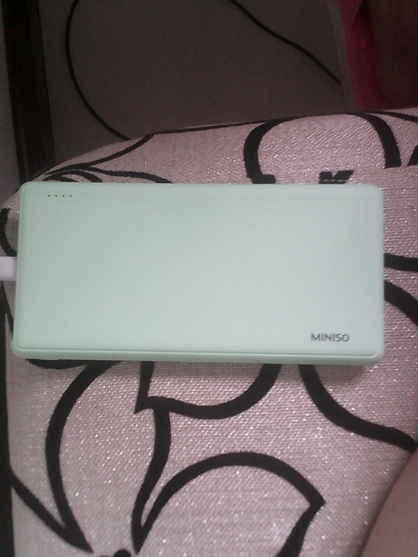 miniso的这个充电宝怎么用呢?指示灯代表啥意