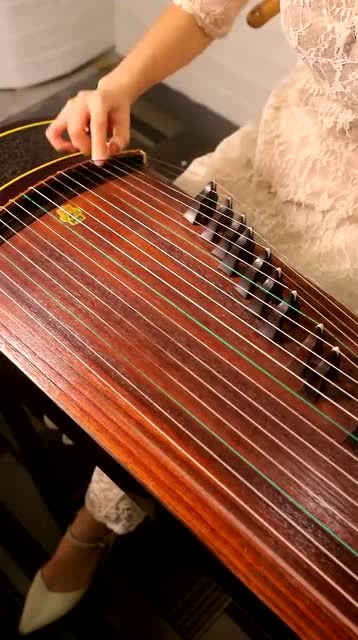 古筝教学,小姐姐扫弦的动作简直不要太帅,赶紧学起来吧