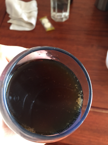 刚刚泡了一杯红糖水,发现泡好后里面有白色絮状物出现,请问是什么原因