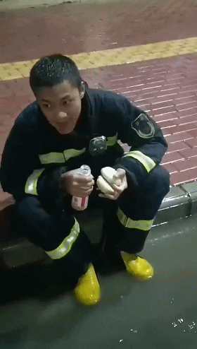 消防员吃了11个包子