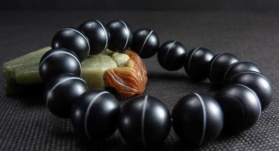 单线穿手串的穿法