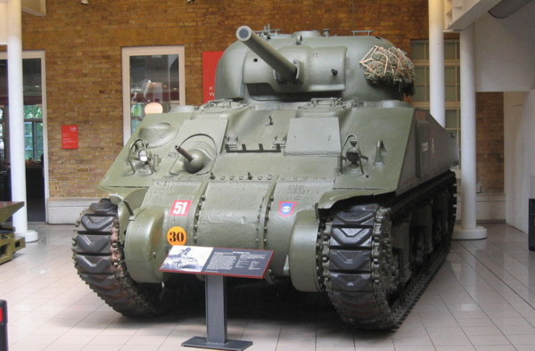 第二次世界大战中,盟军的谢尔曼坦克和德国的虎式坦克,哪个比较厉害?