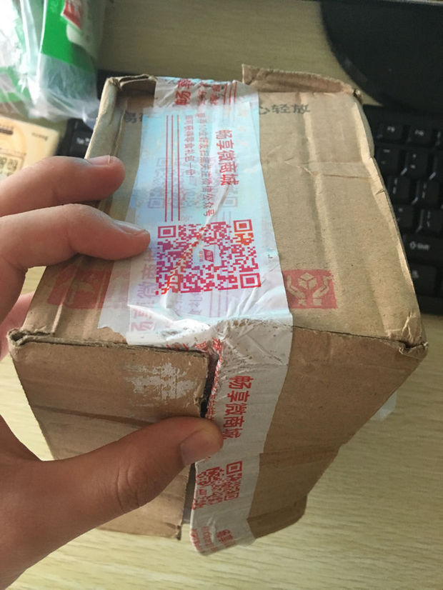 淘宝买了一箱山椒猪皮,那个派件的人来敲了下门,话都没说一句,把快递