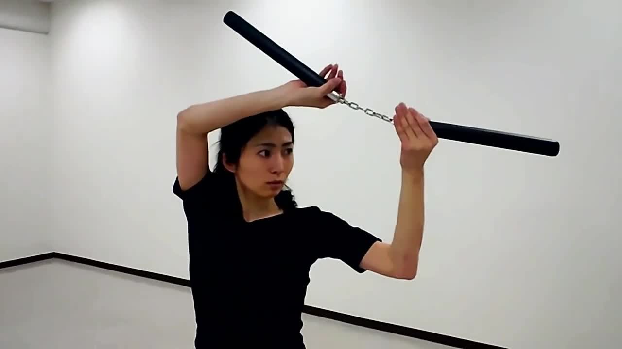 双截棍教学表演,女士练习也是力道十足,花式变换熟生巧!