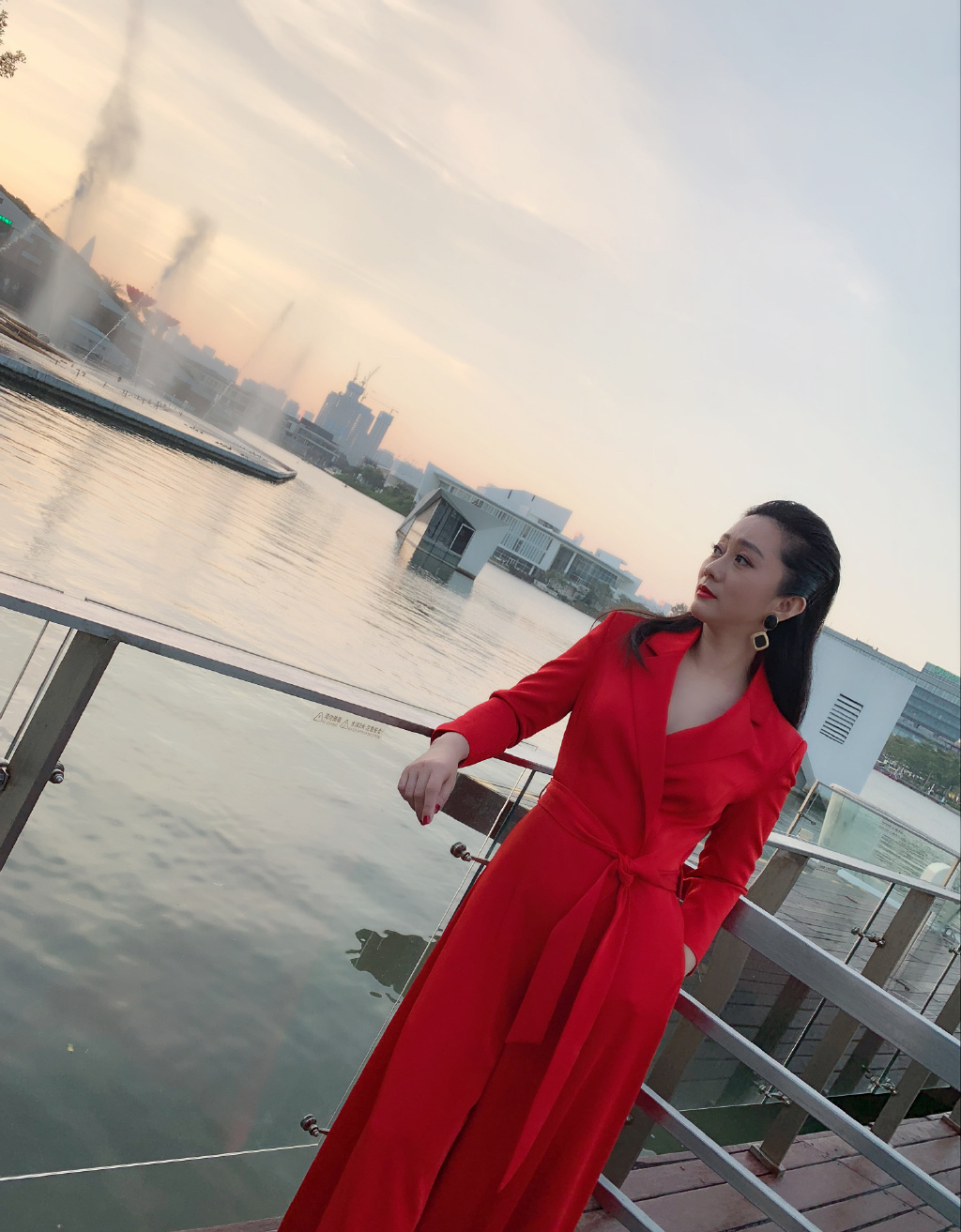 原子飞红色连衣裙性感图片[图4]