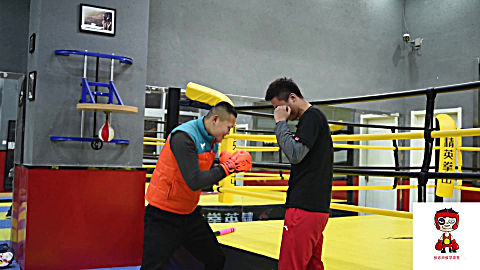 腹部抗击打训练,持续高度用力,不能有一丝放松