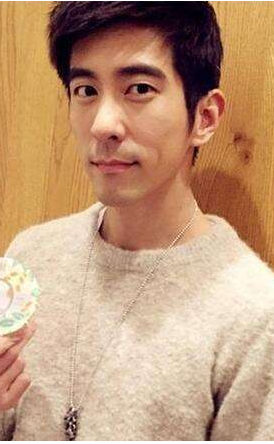 贾静雯比老公修杰楷大几岁?