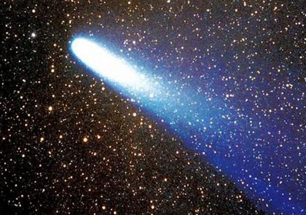 1986年,鼎鼎大名的哈雷彗星回归时,你看到它的那条很引人注意的宀尾