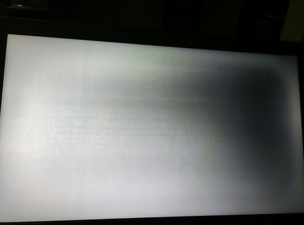 笔记本电脑一开机就黑屏,拍一下就好了。怎么