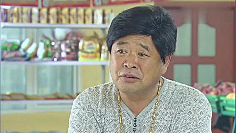 暴发户到超市去 买酒,最高才38块,老板:咱村也就我们俩能买的起