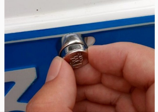 请教大家个问题 车牌拧上螺丝以后 最后那个扣冒怎么弄进去 我用锤子