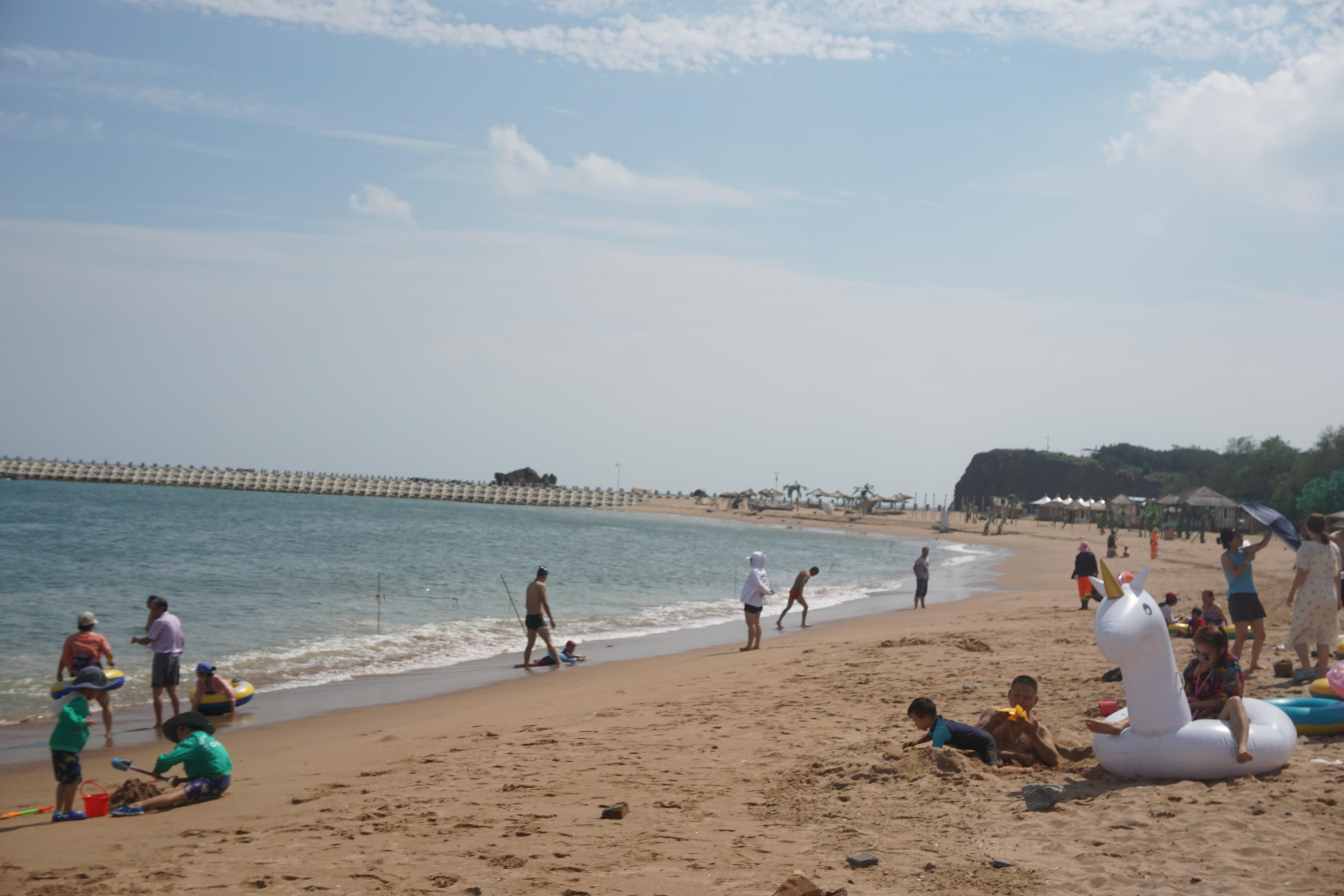 視頻:大連金石灘黃金海岸海濱浴場,,細沙好柔軟,海浪很大,游泳人少